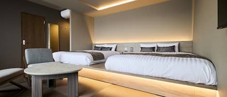 Safe på rommet, skrivebord og skrivebord for bærbar PC