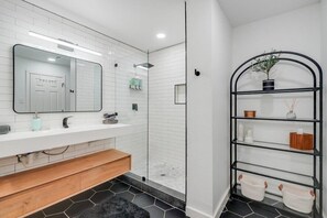 Bathtub, hair dryer, towels, shampoo - Modern Home - 1 Acre Lot w/ Pool, Patios, Jacuzzi (Denton)
