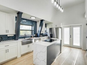 Køleskab, mikrobølgeovn, ovn, kogeplade