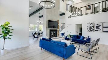 Una televisión, una oficina