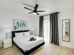 4 Schlafzimmer, Schreibtisch, Bügeleisen/Bügelbrett, WLAN