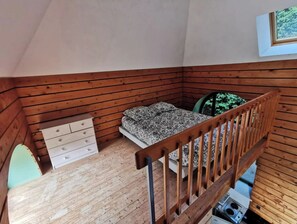 1 makuuhuone, työpöytä, silitysrauta/-lauta, vauvan matkasänky