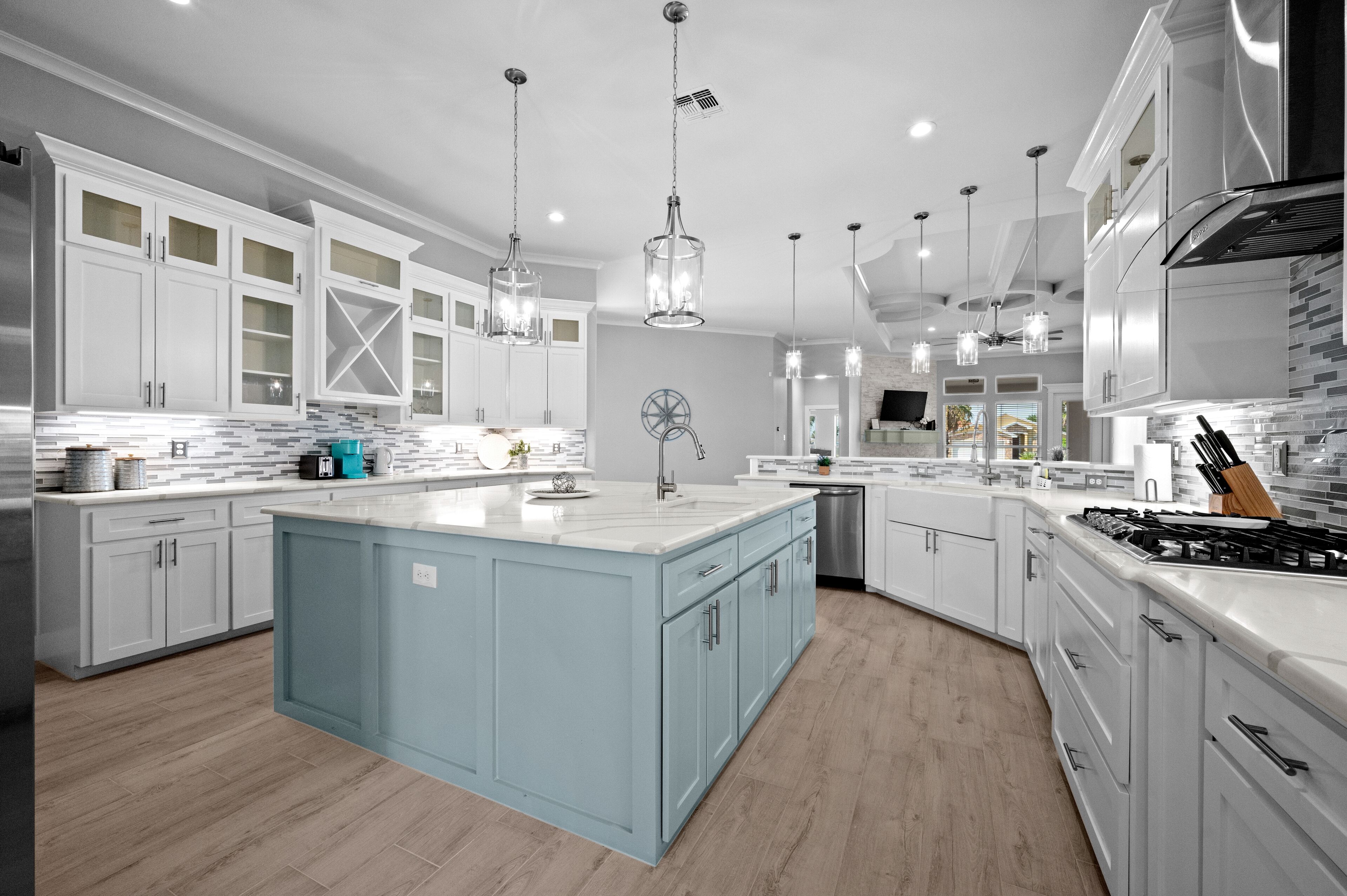 Vacation Haven:5BR Home with Pool &HotTub & Fast WiFi-263 Mbps, 2-MinfromBeach! 