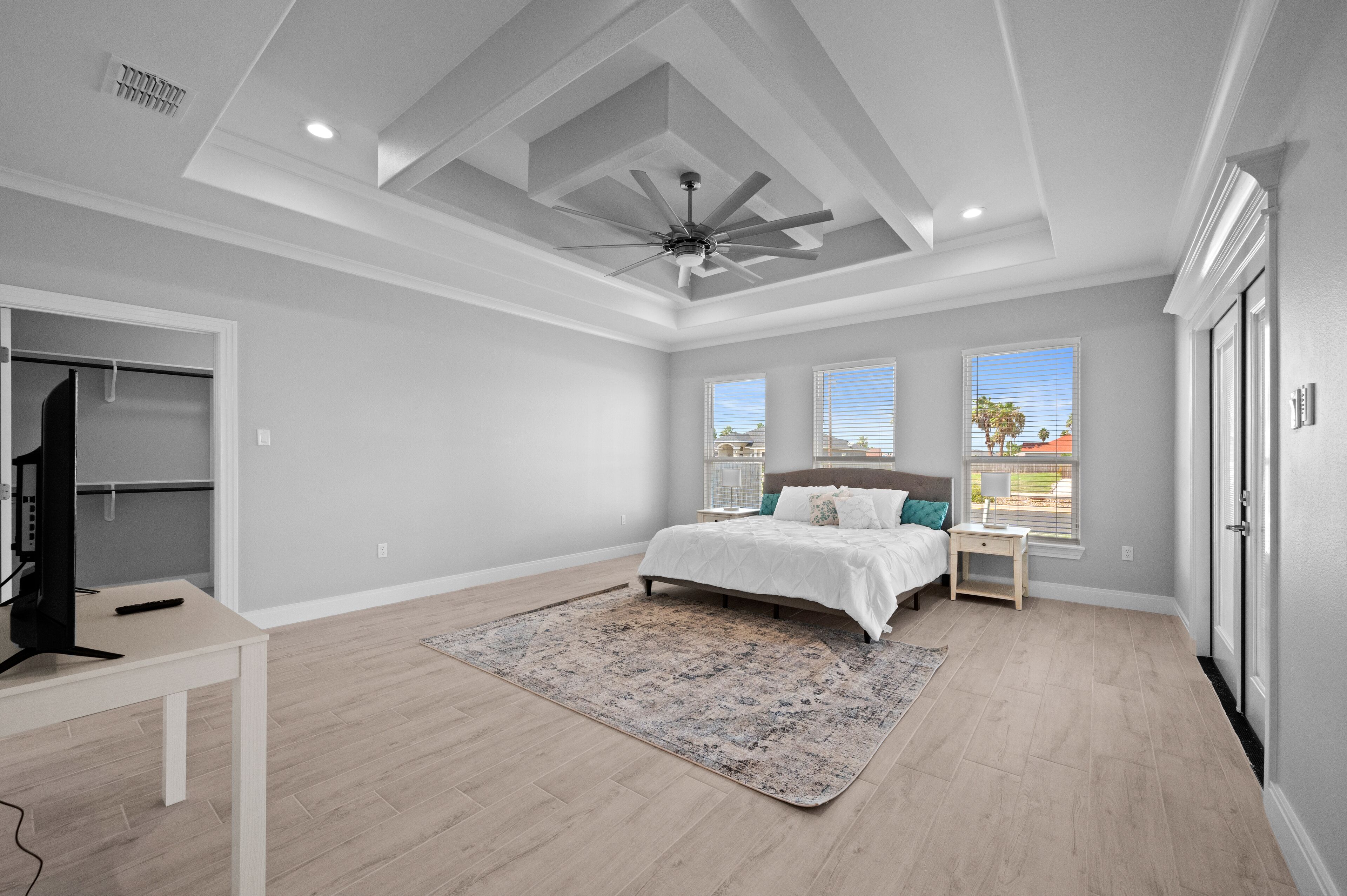 Vacation Haven:5BR Home with Pool &HotTub & Fast WiFi-263 Mbps, 2-MinfromBeach! 