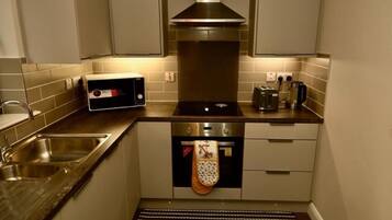 Fridge, oven, stovetop, electric kettle