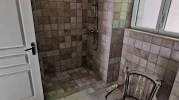 Douche, sĂšche-cheveux, savon, papier toilette