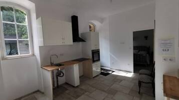 Een koelkast, een microgolfoven, een oven, een kookplaat