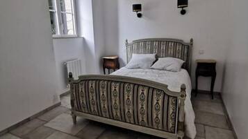 1 slaapkamer, een bureau, een strijkplank/strijkijzer, reisbedje