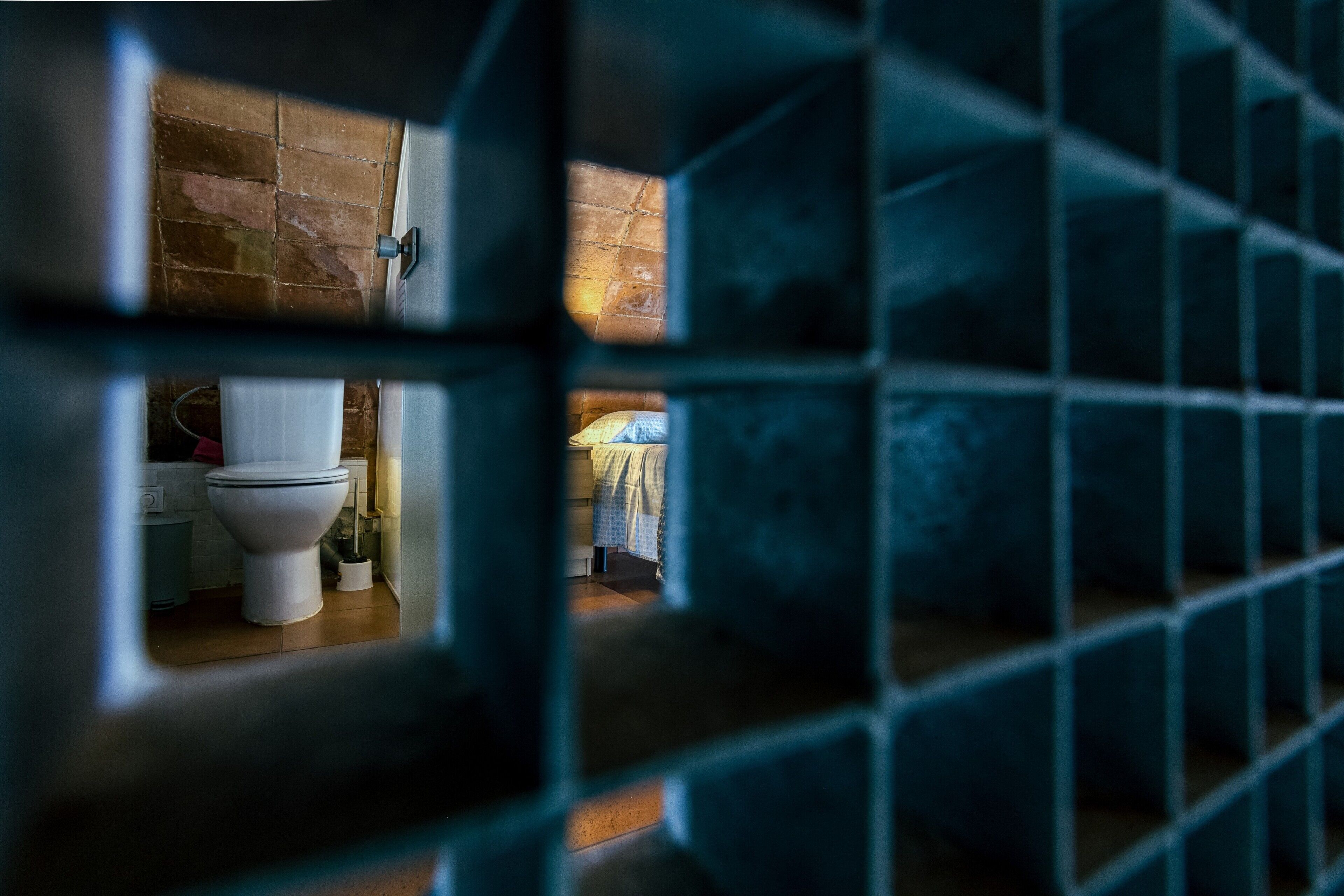 Un baño con inodoro, lavamanos y zona de ducha.