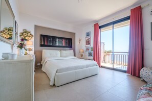 1 bedroom, bed sheets - Holiday Home "Appartamento Con Vista Sul Mare" with Sea View and Private Terrace (Taormina)