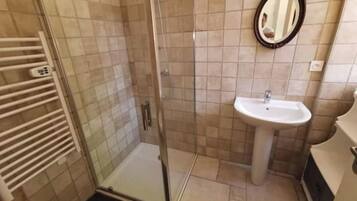 Douche, sĂšche-cheveux, savon, papier toilette