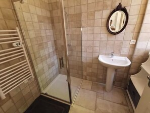 Dusche, Haartrockner, Seife, Toilettenpapier
