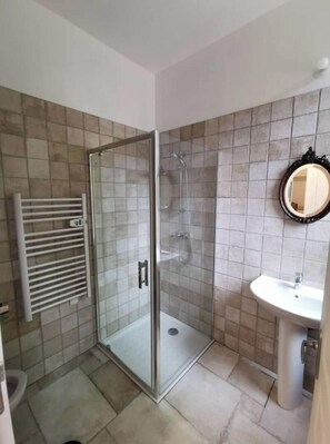 Een douche, een haardroger, zeep, toiletpapier