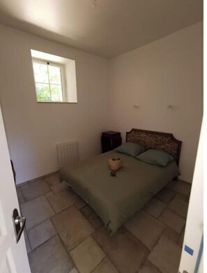 1 slaapkamer, een bureau, een strijkplank/strijkijzer, reisbedje