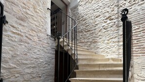 A stone staircase with a metal railing leading to a door. - La Bastide De Chassagne-montrachet (Chassagne-Montrachet)