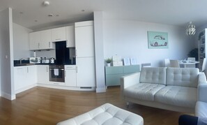 Smart TV, books - Luxury 8th Floor Apartment Overlooking Marina and River (Saint Mary's Island)