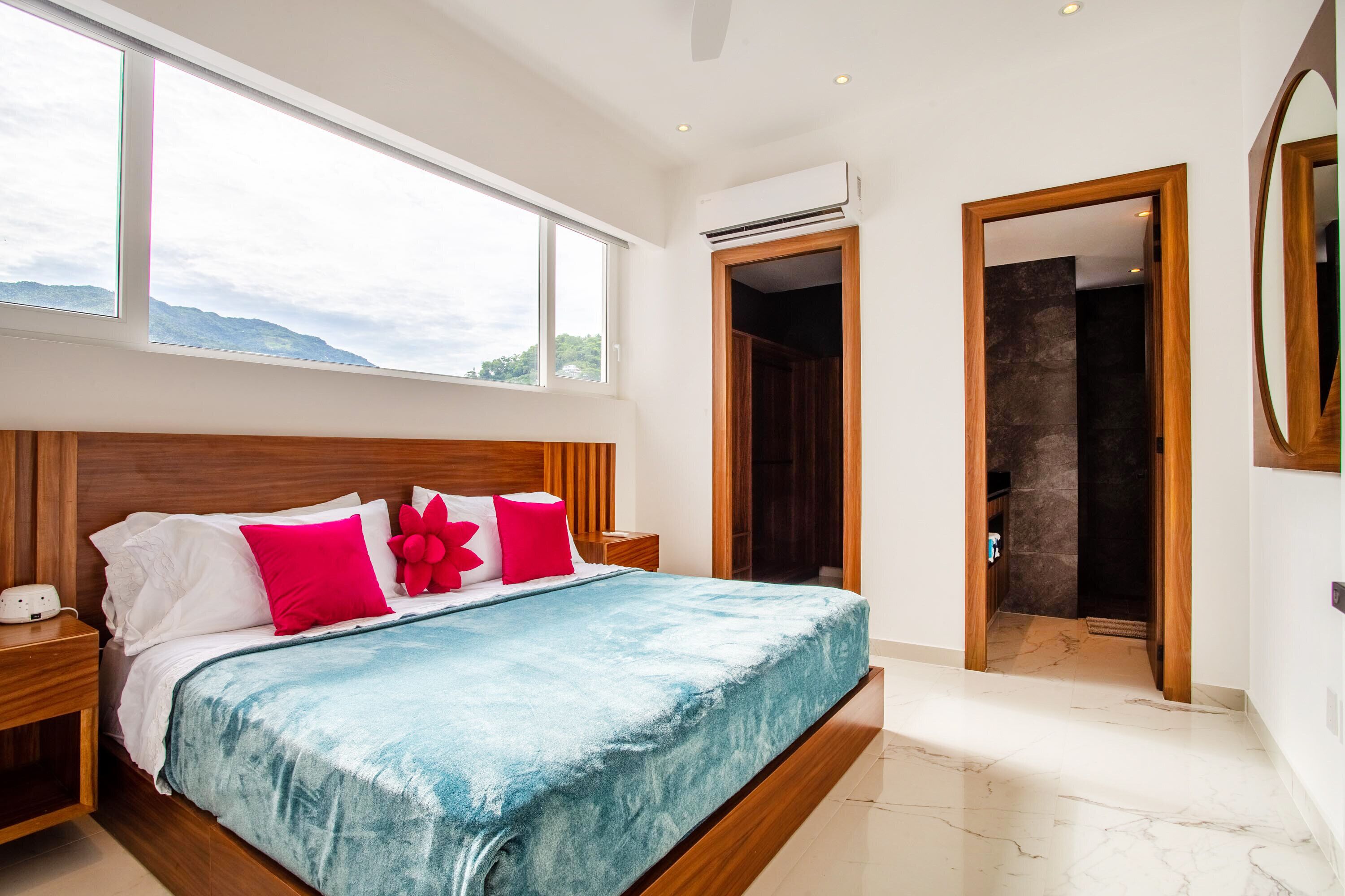 Lounge on big balcony, pool & gym