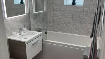 Apartment, Multiple Beds | Bathroom | Combined shower/bathtub, deep-soaking bathtub, towels