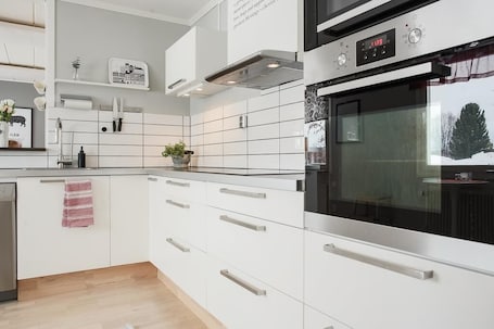 Refrigerador con freezer, microondas, horno, placa de cocina