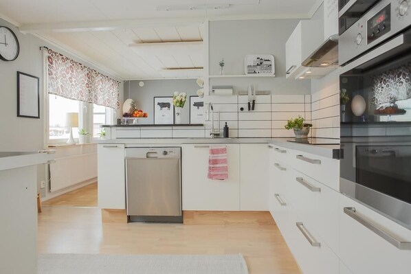 Kjøleskap, mikrobølgeovn, ovn og kokeplater