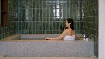 Wave | Private spa tub
