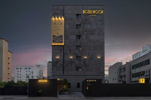 En modern hotellbyggnad med en framträdande skylt som visar texten ”HOTEL MOOR by 아트닉”.