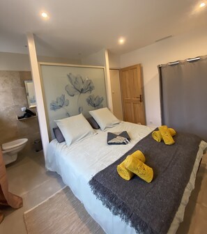 2 chambres, fer et planche à repasser, Wi-Fi gratuit, draps fournis