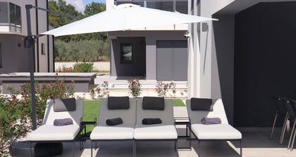 Moderne Luxusvilla mit Pool – strandnah, bei Pula in Istrien