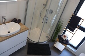 Duschwanne, Haartrockner, Bidet, Handtücher