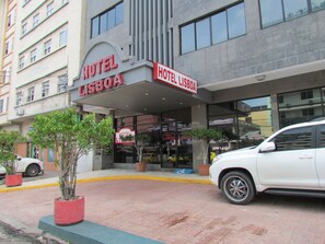 Een hotel met een opvallend bord waarop 