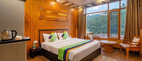 Deluxe Room | Soundproofing, iron/ironing board