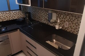 Een koelkast, een microgolfoven, een oven, een kookplaat