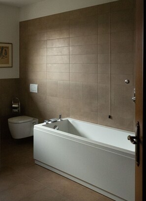 Badewanne, Haartrockner, Bidet, Handtücher