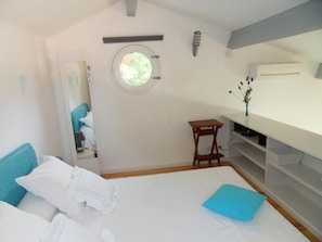 1 chambre, fer et planche à repasser, lit de bébé portatif
