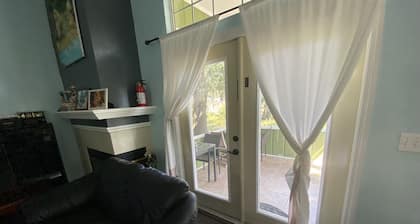 Quiet and comfy 3 bed, 1.5 baths in a quiet neighborhood great for Gator games