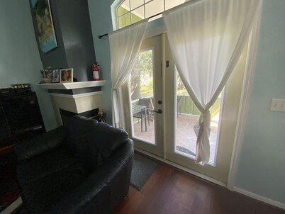 Quiet and comfy 3 bed, 1.5 baths in a quiet neighborhood great for Gator games