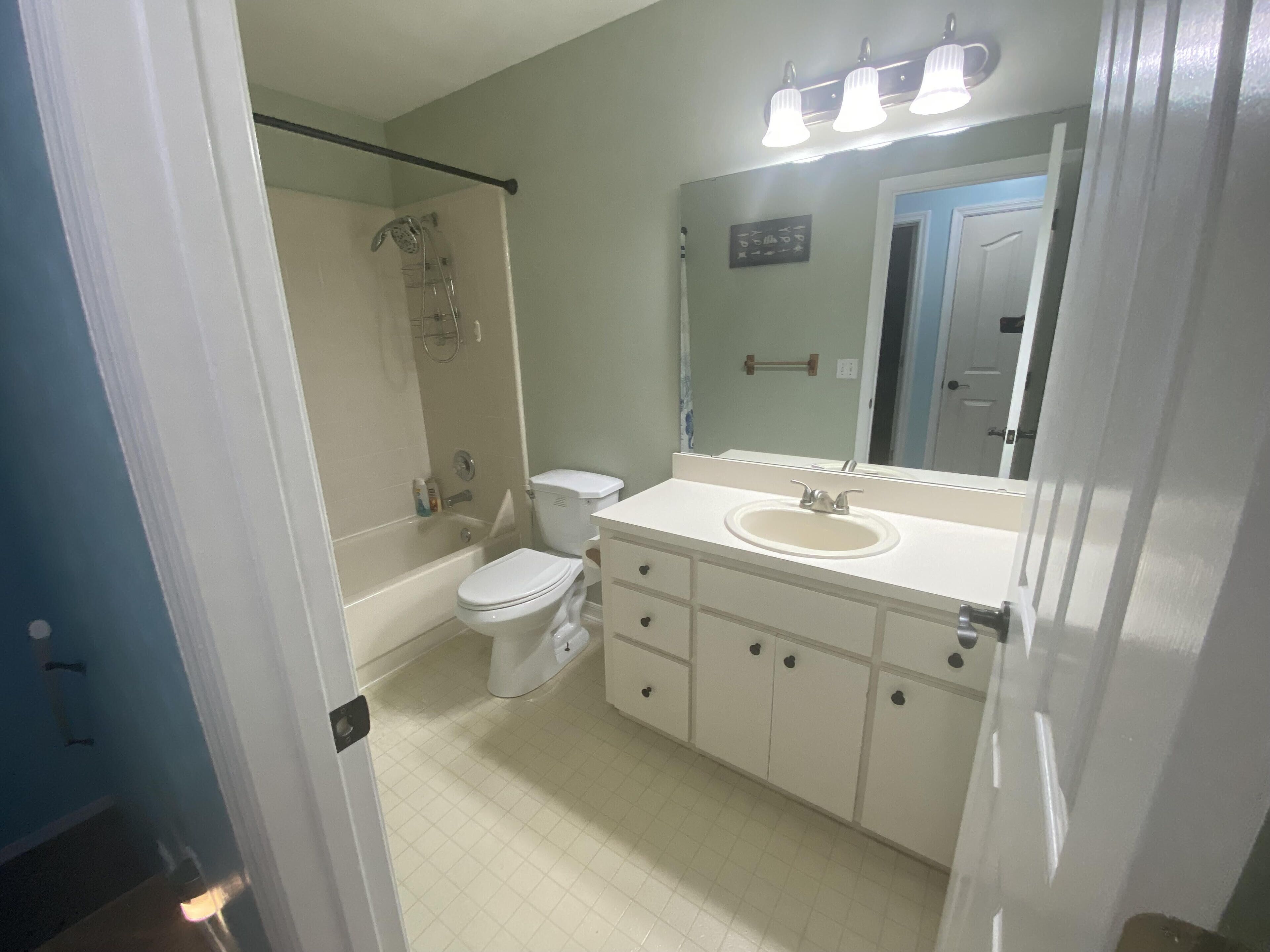 Quiet and comfy 3 bed, 1.5 baths in a quiet neighborhood great for gator games