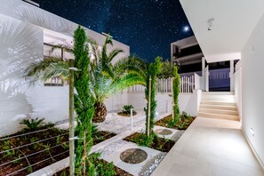 المنطقة المحيطة بالمنشأة