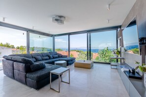 تلفزيون ذكي، وحدة تحكم لألعاب الفيديو، مشغل دي في دي، تنس طاولة