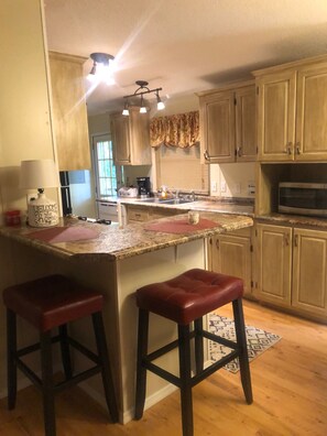 Fridge, microwave, oven, stovetop - The Prefect Retreat! (Counce)