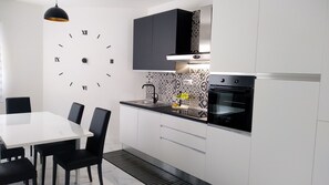 Kühlschrank, Ofen, Herdplatte, Geschirrspüler