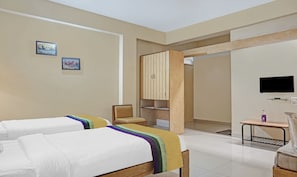 Phòng đôi Deluxe | Bàn, bàn ủi/dụng cụ ủi quần áo 
