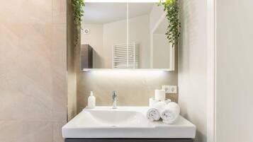 Shower, hair dryer, towels, shampoo