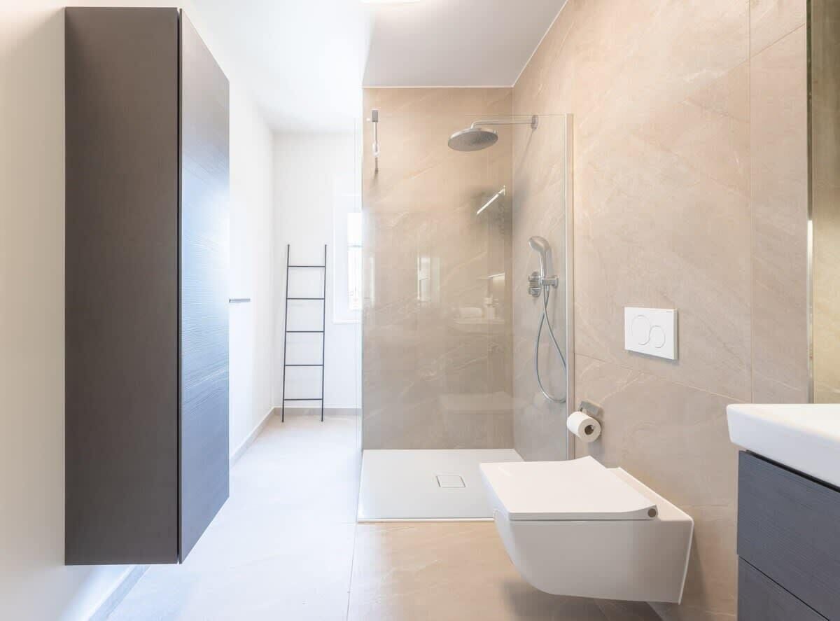 Shower, hair dryer, towels, shampoo