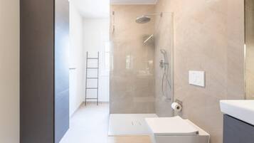 Shower, hair dryer, towels, shampoo