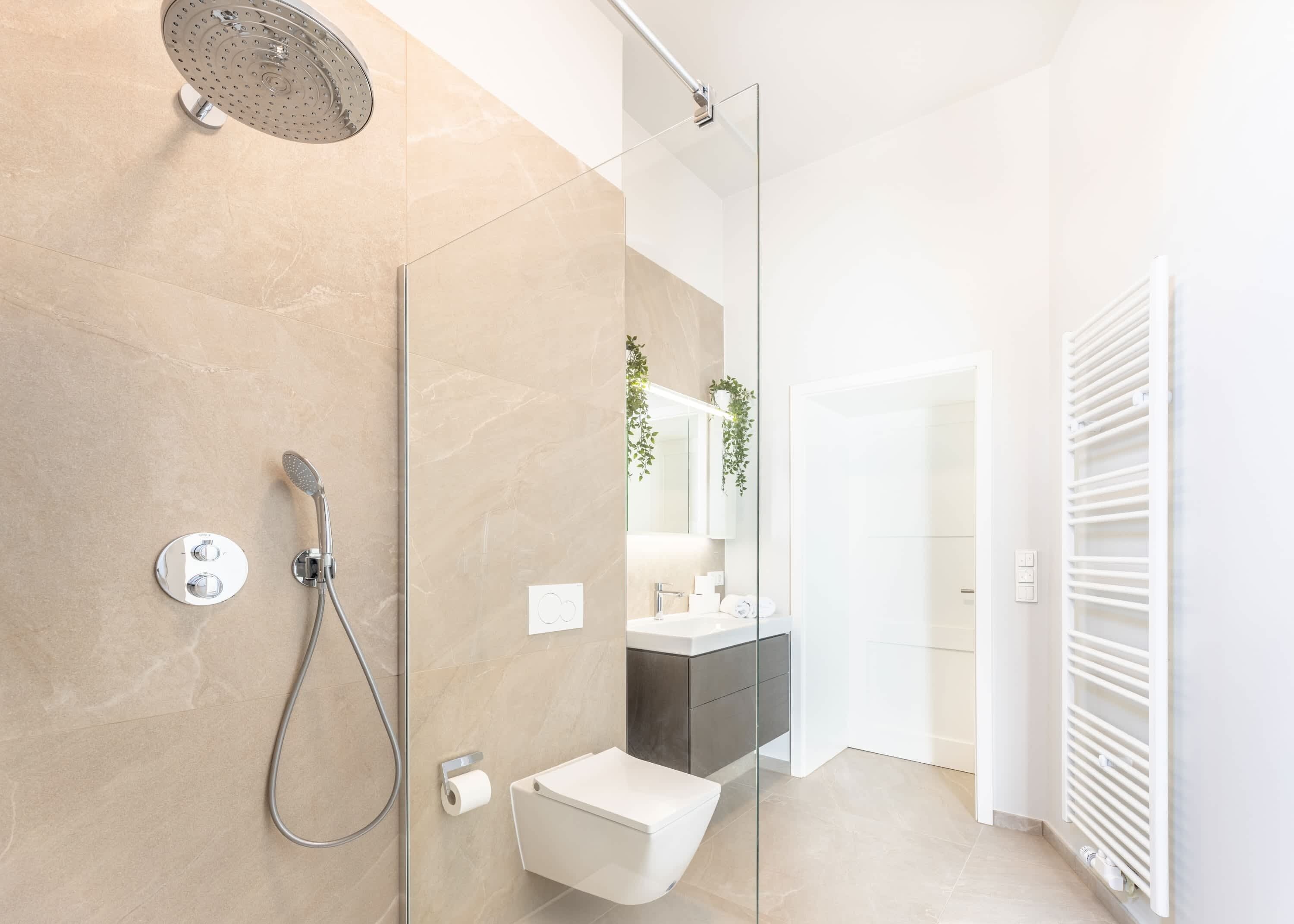 Een douche, een haardroger, handdoeken, shampoo