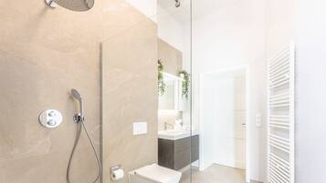 Een douche, een haardroger, handdoeken, shampoo