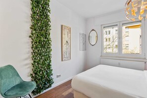 1 غرفة نوم ومساحة عمل للكمبيوتر المحمول ومكواة/لوح كي وواي فاي