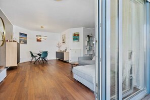 Een televisie en een kantoor