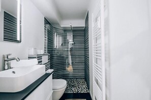 Suihku, hiustenkuivaaja, pyyhkeet